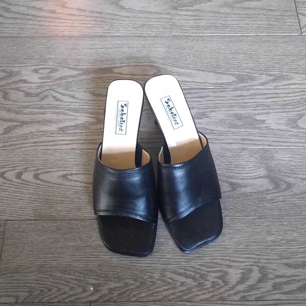 Beautiful black slippers by Da alone💕🌸🍀